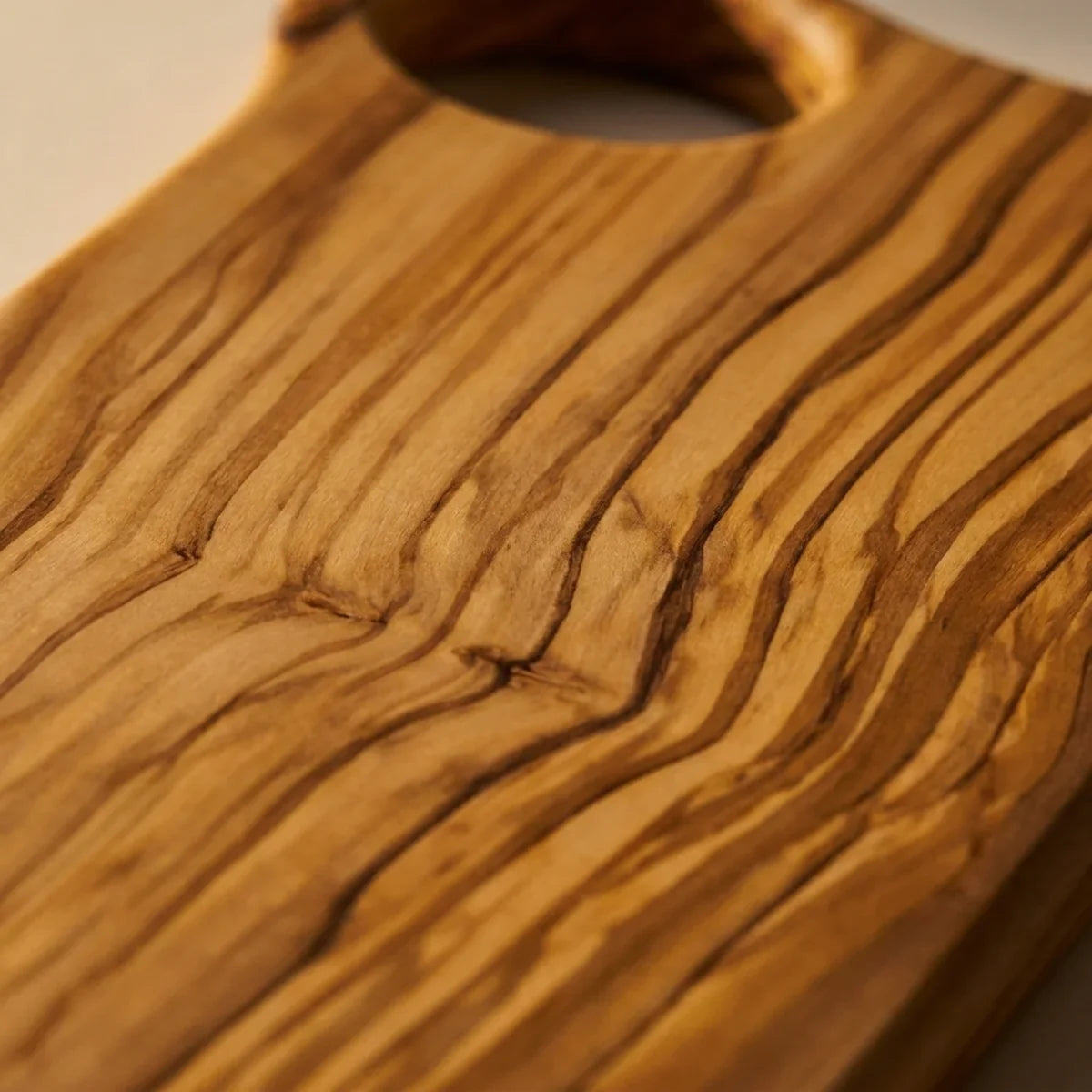 Macro of the olive grain of the Alba Olive Wood Board with Grip Hole