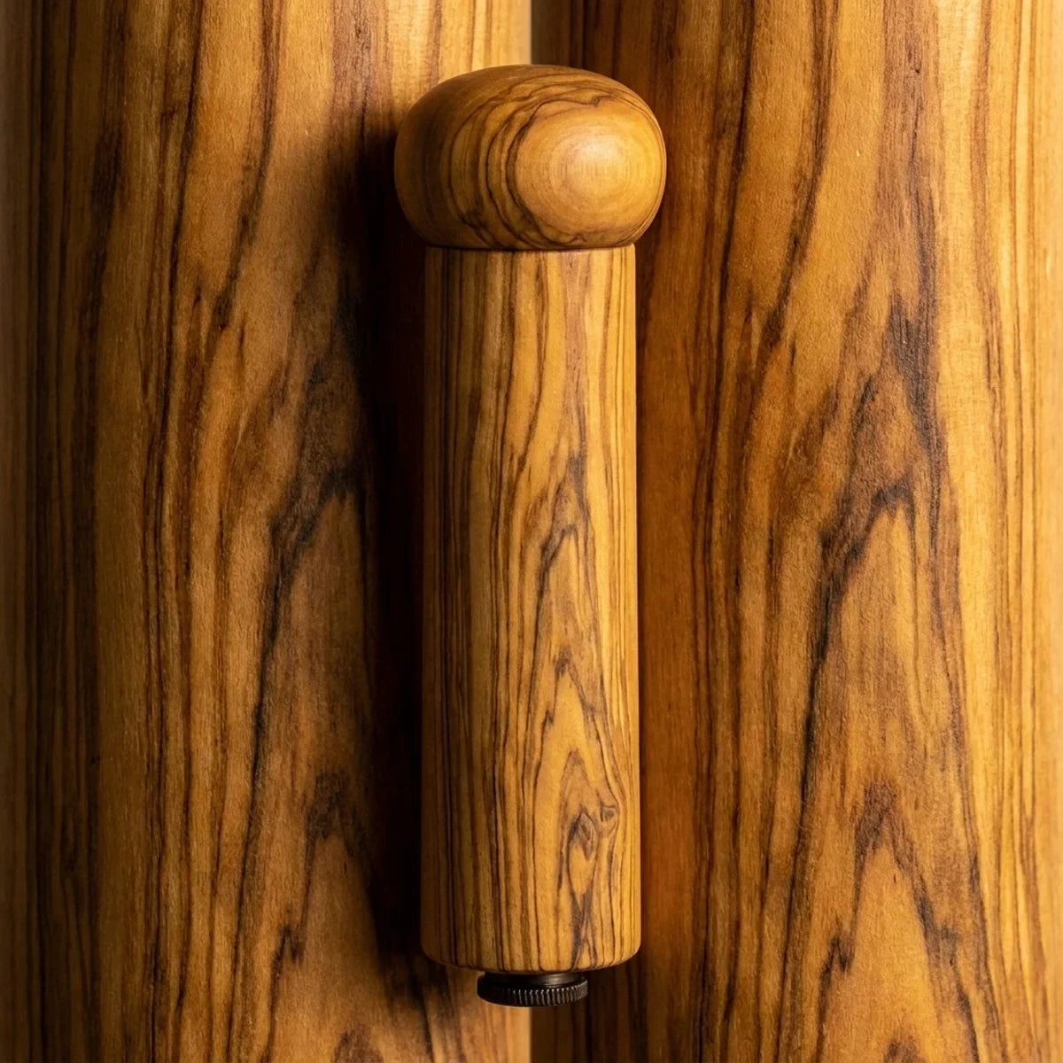 Macro of the olive grain of the Alba Olive Wood Pepper Mill