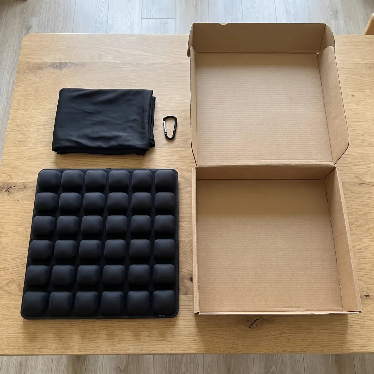 What ships to you: the cushion, its washable cover and the carry clip